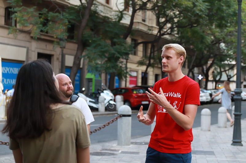 Guía explicando algo a su grupo durante un free tour en Valencia con GuruWalk.